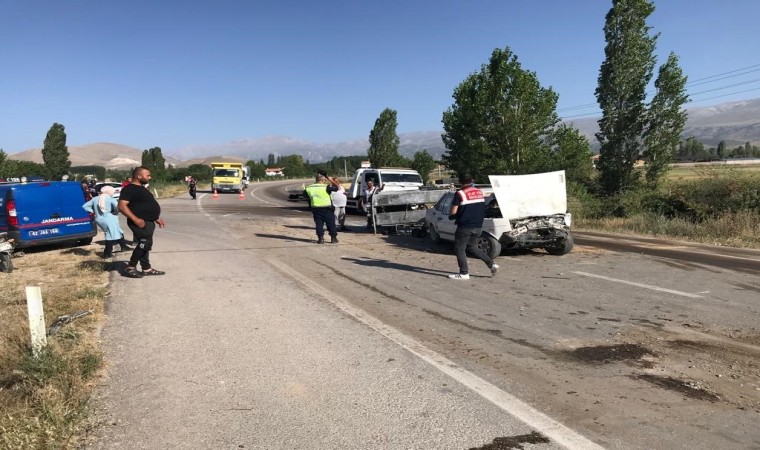 Konyada otomobil ile kamyonet çarpıştı: 1 ölü