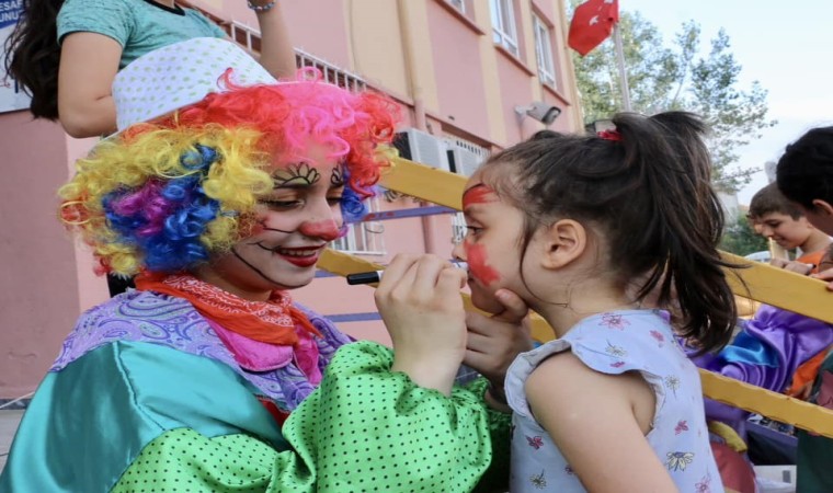 Körfezde çocuklar şenlikte eğleniyor