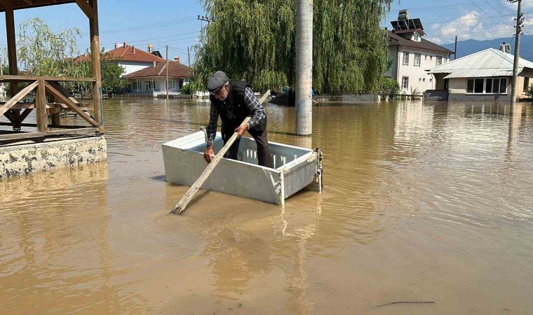 Köy sular altında kaldı, buzdolabını kayık yaptı