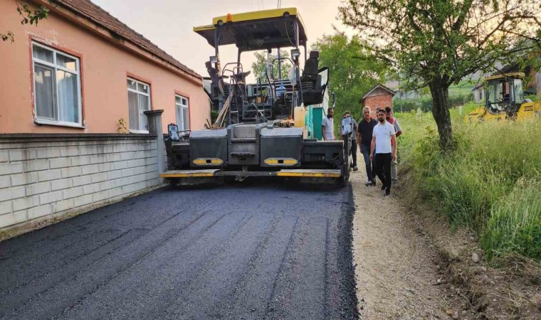 Köylerde asfalt çalışmasına devam