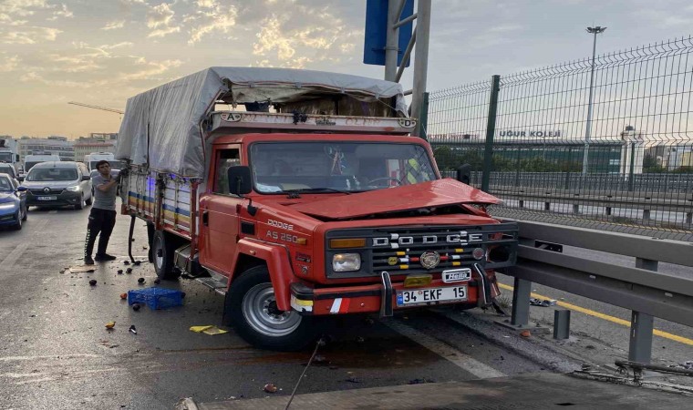 Küçükçekmecede otomobil, meyve yüklü kamyonete arkadan çarptı: 2 ölü