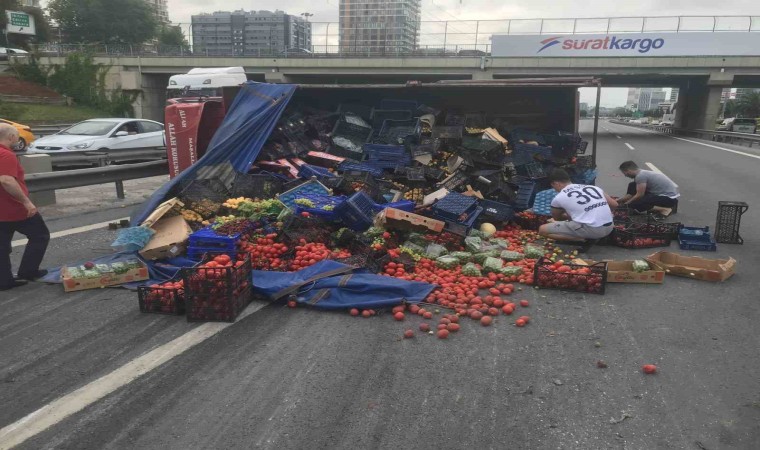 Küçükçekmecede sebze yüklü kamyon devrildi: Yüzlerce kilo sebze yola savruldu