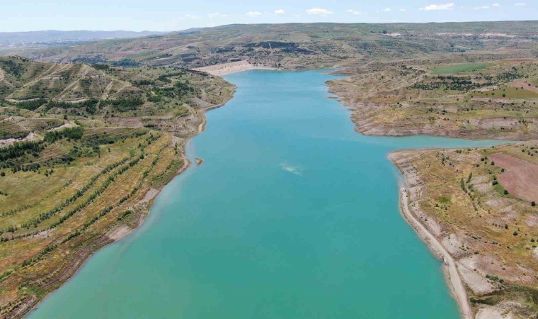 Kuruma noktasına gelen barajın suyu yükseldi, oltasını alan balık avlamaya geldi