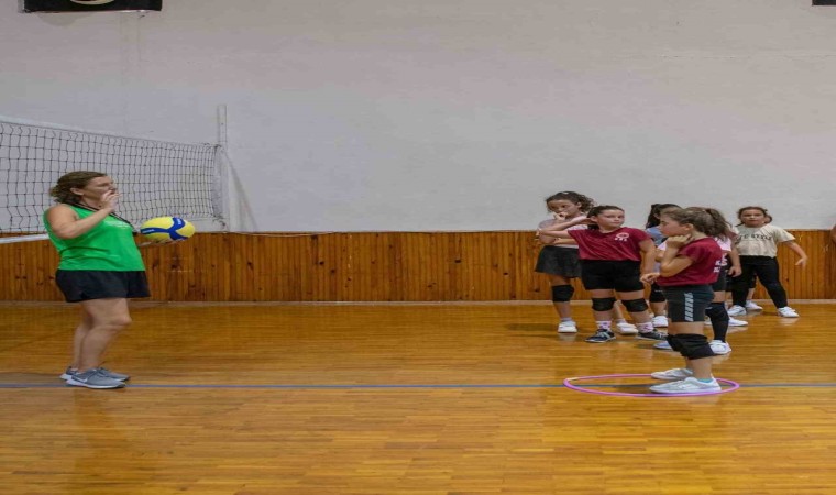 Kuşadalı çocuklar tatillerini yaz spor okulları ile değerlendiriyor