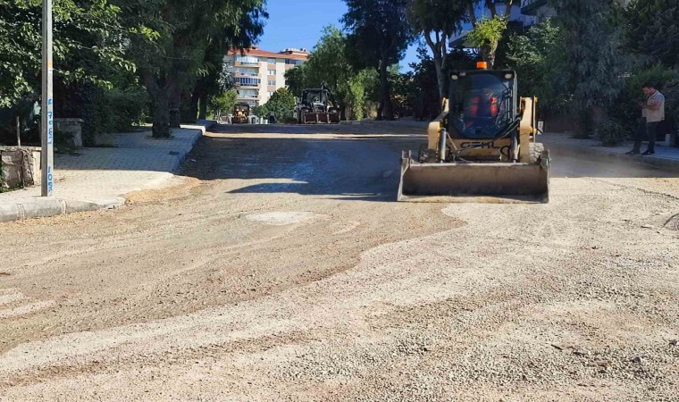 Kuşadası Belediyesi, yolları yeniliyor