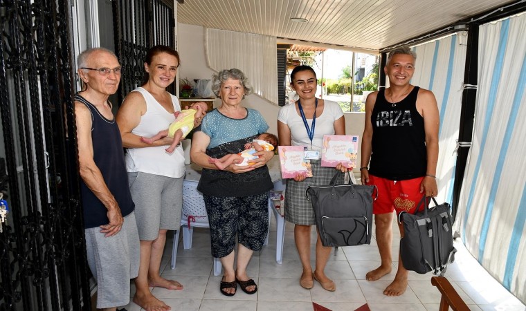 Kuşadası Belediyesinin Hoş Geldin Bebek ziyaretleri devam ediyor