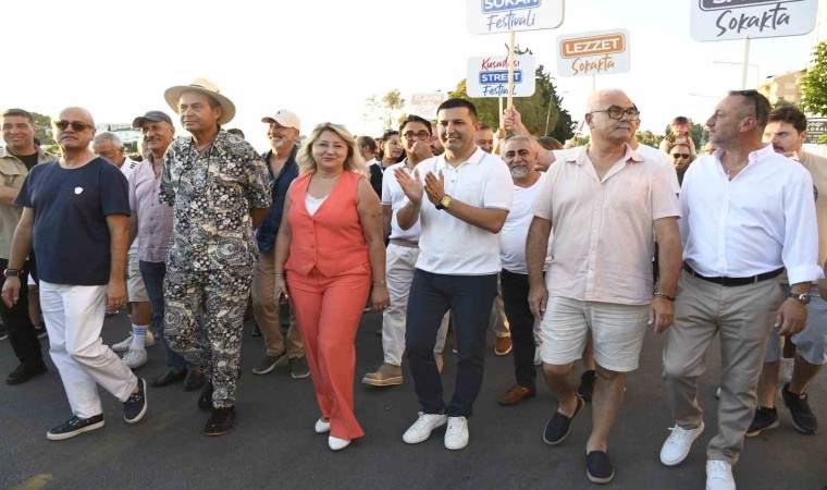 Kuşadası Sokak Festivali renkli bir açılışla başladı