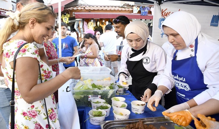 Kuşadası Sokak Festivali yoğun ilgi gördü