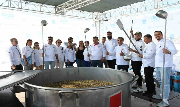 Kuşadası Sokak Festivalinin dev kazanı bu kez dayanışma için kaynadı