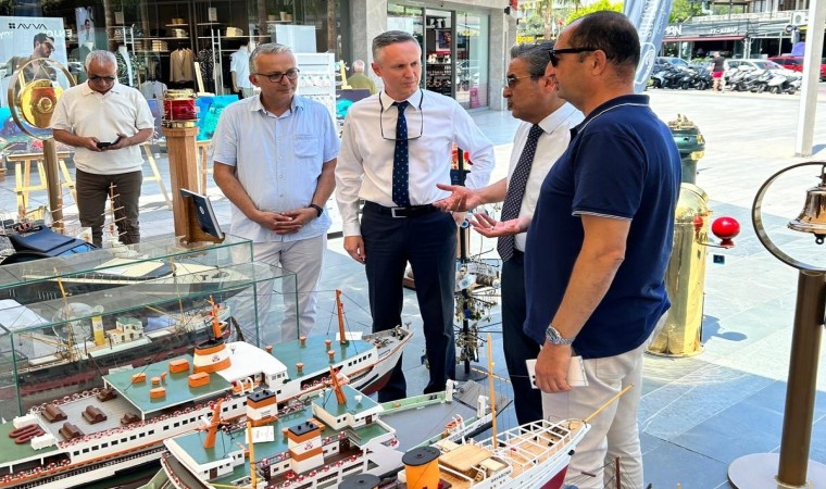 Kuşadasında düzenlenen etkinlikte Su Üstündenin standı yoğun ilgi gördü