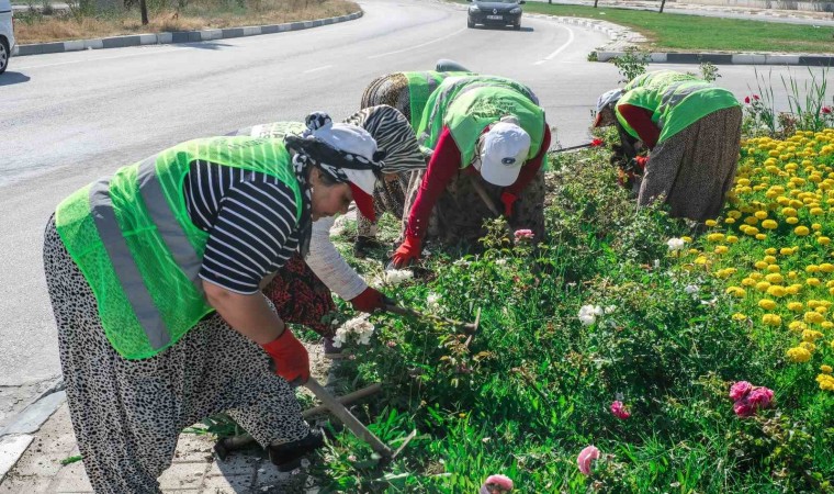 Kütahya Belediyesinden sosyal alanlarda bakım, temizlik çalışması ve çiçek dikimi