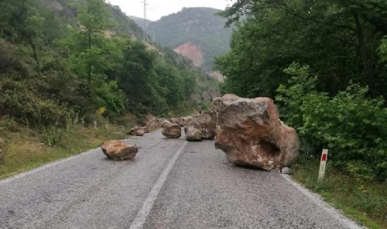 Kütahya’da kaya düşen yol trafiğe kapandı