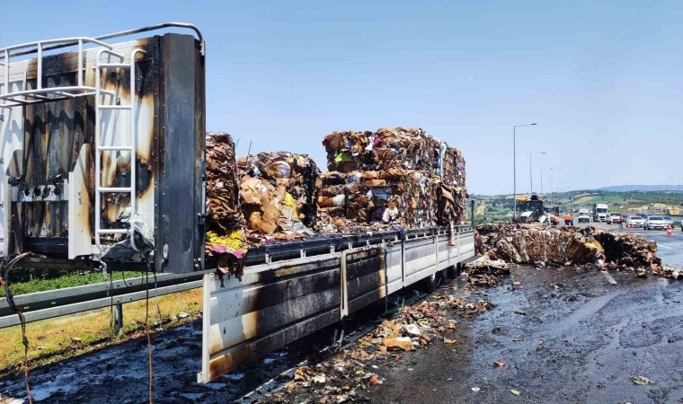 Kuzey Marmara Otoyolunda hurda kağıt yüklü tır dorsesi alevlere teslim oldu