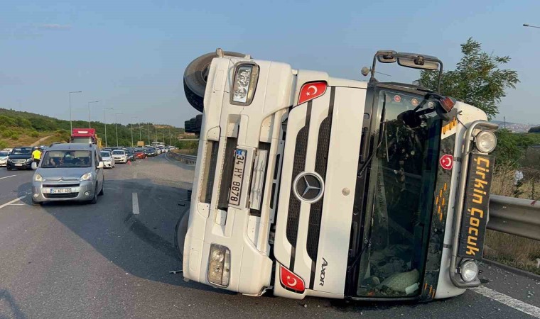 Kuzey Marmara Otoyolunda kamyon devrildi: 1 yaralı