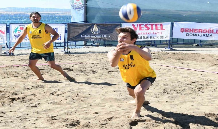 Lapsekide plaj voleybolu heyecanı başladı