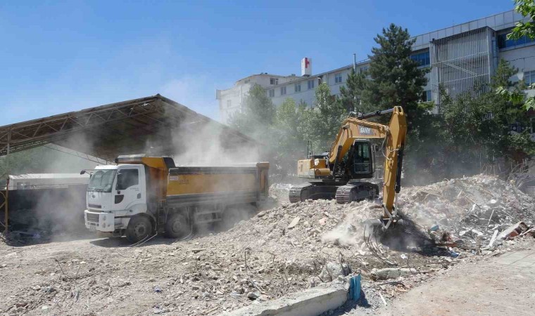 Malatyada ağır hasarlı binaların yıkımı devam ediyor