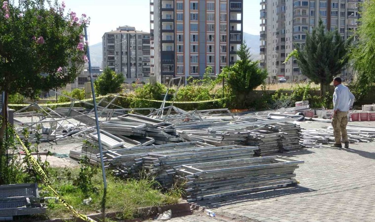 Malatyada inşaat iskelesi çöktü: 3 işçi ağır yaralandı