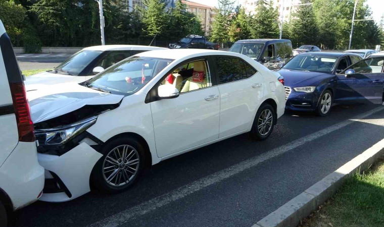 Malatyada zincirleme kaza: 4 araç birbirine girdi