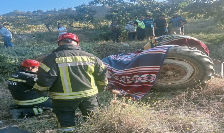 Manisada devrilen traktörün sürücüsü hayatını kaybetti