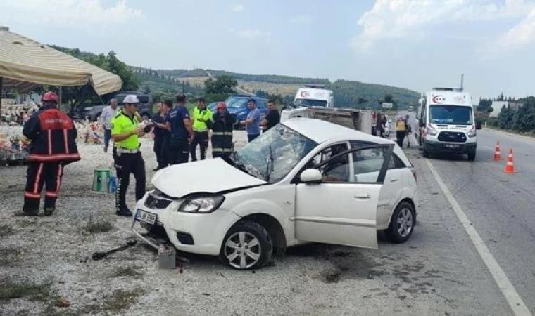 Manisa’da karşı şeride geçen otomobil, kamyonete çarptı; 1 ölü, 3 yaralı