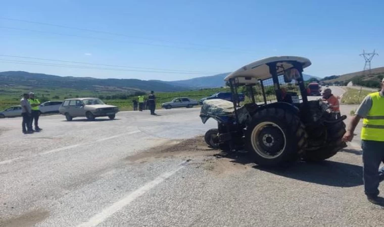 Manisa’da otomobil ile traktör çarpıştı: 4’ü çocuk 7 yaralı