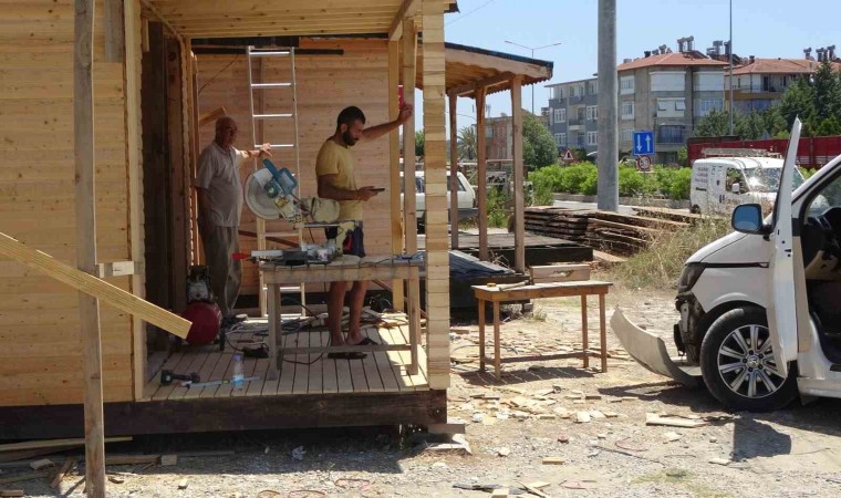 Marangoz ustası kaza yapan aracın altında kalmaktan son anda kurtuldu