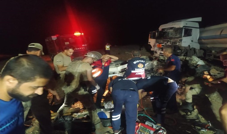 Mardinde tanker ile kamyonet kafa kafaya çarpıştı: 1 ölü, 2 yaralı