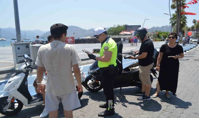 Marmariste polisler hem kask denetimi yaptılar hem şapka dağıttılar