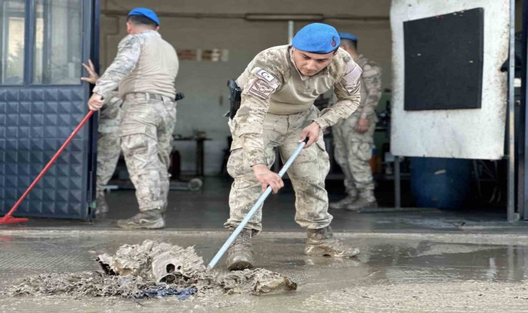 Mehmetçik temizliğe destek veriyor