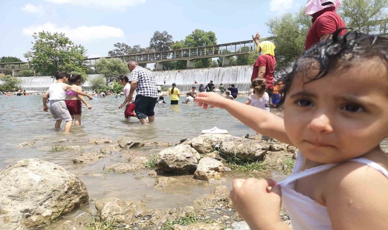 Mersinde aşırı sıcaklardan bunalan vatandaşlar baraja akın etti