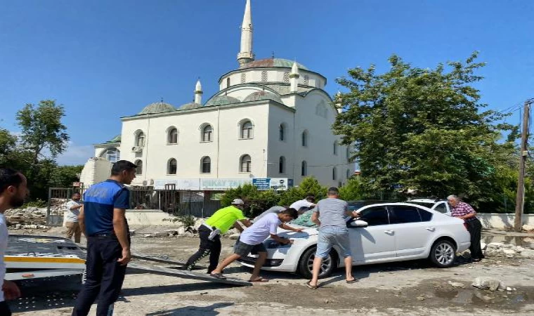 Mersin’de fırtınada cami minaresi 3 otomobilin üzerine düştü; 1 yaralı