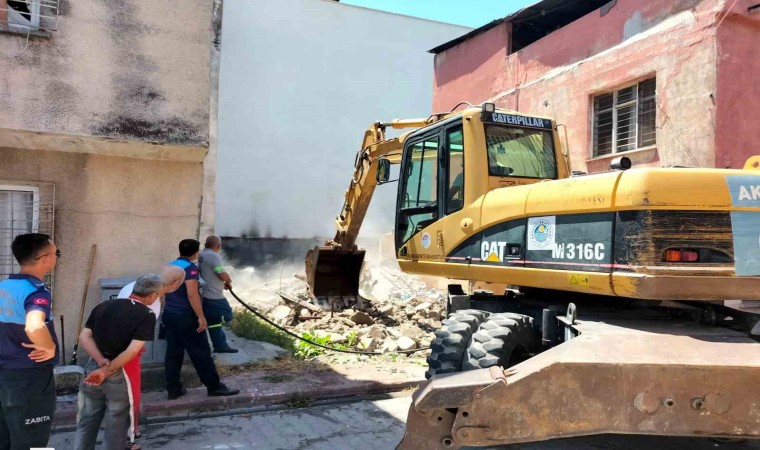 Mersinde tehlike oluşturan metruk binalar yıkılıyor