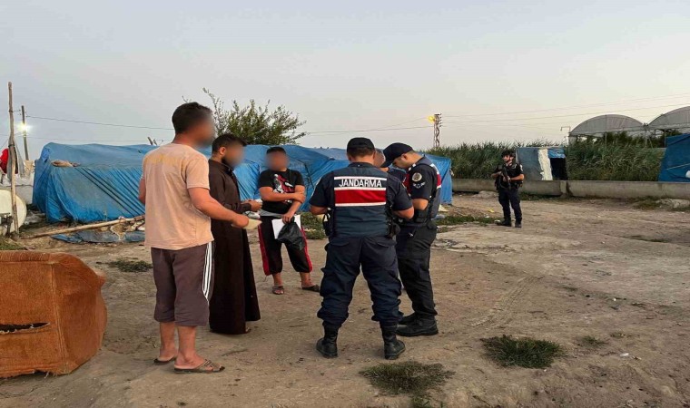 Mersinde ülkeye kaçak giriş yapan 12 göçmen yakalandı