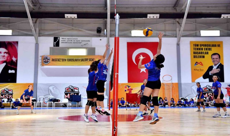 Mersinde voleybol kursu yaz döneminde de devam ediyor