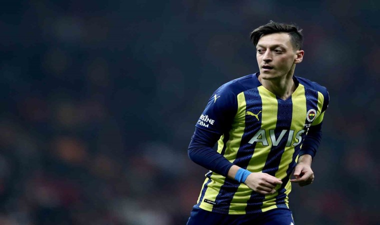 Mesut Özil Almanyada eleştiri oklarının hedefinde