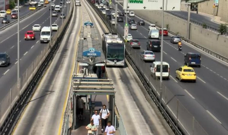 Metrobüs yollarında asfalt eridi; ikinci çalışma başladı