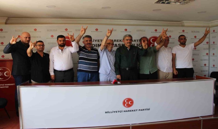 MHP Aydında yeni üyelere rozetleri takıldı