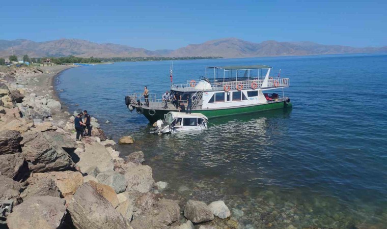 Minibüs Van Gölüne uçtu: 11 yaralı