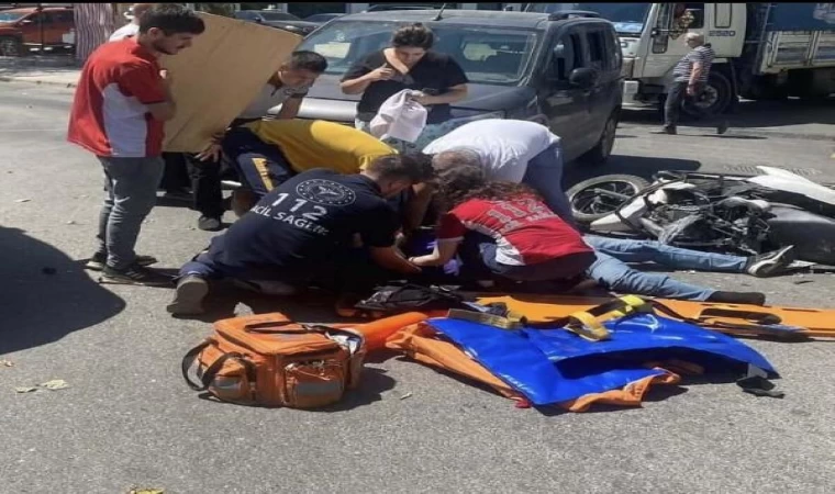 Minibüsle çarpışan motosikletli kurye hayatını kaybetti