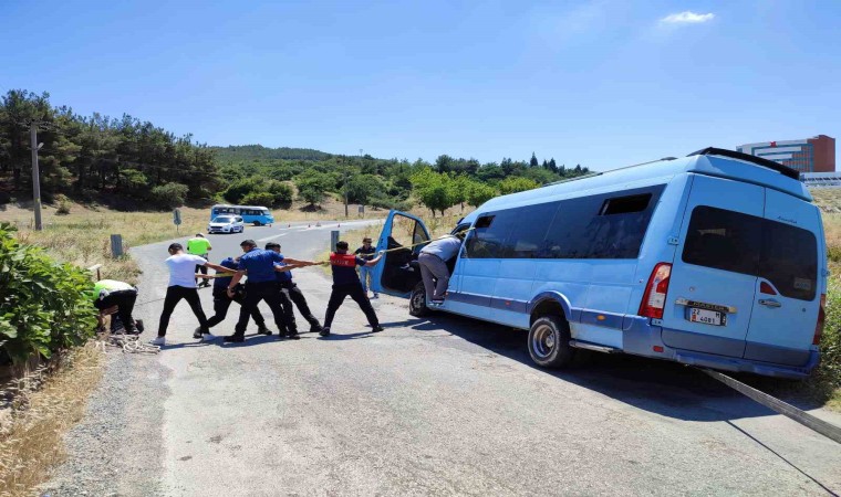 Minibüsün köprüden düşmemesi için iple sımsıkı tuttular