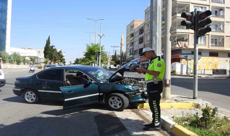 Motosiklet ile iki aracın karıştığı kazada:1 yaralı