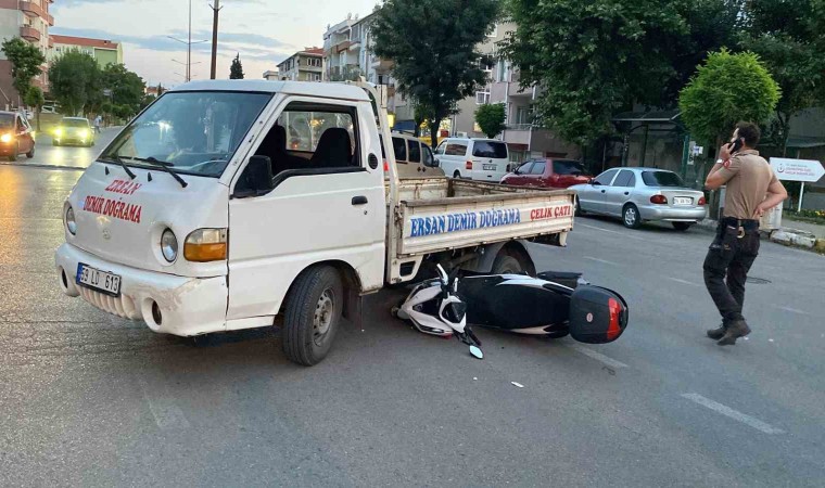 Motosiklet kamyonet altına girdi: Sürücüsü kazayı yara almadan atlattı