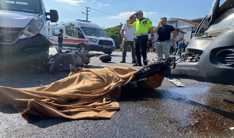 Motosiklete kamyonet ve minibüs çarptı; baba öldü, 2 çocuğu ağır yaralandı