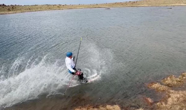 Motosikleti ile karlı dağlara çıktı, kayak yaparak indi