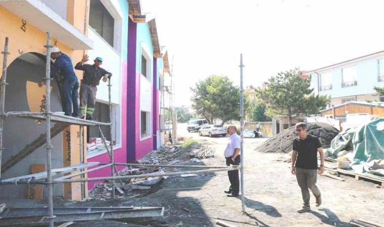 Müdür Başyiğit, yapımı devam eden okul binalarında incelemelerde bulundu