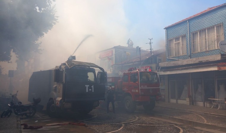 Muğlada korkutan yangın: 13 iş yeri zarar gördü