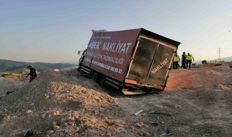 Nakliye kamyonu toprak yığınına saplandı: 1 yaralı