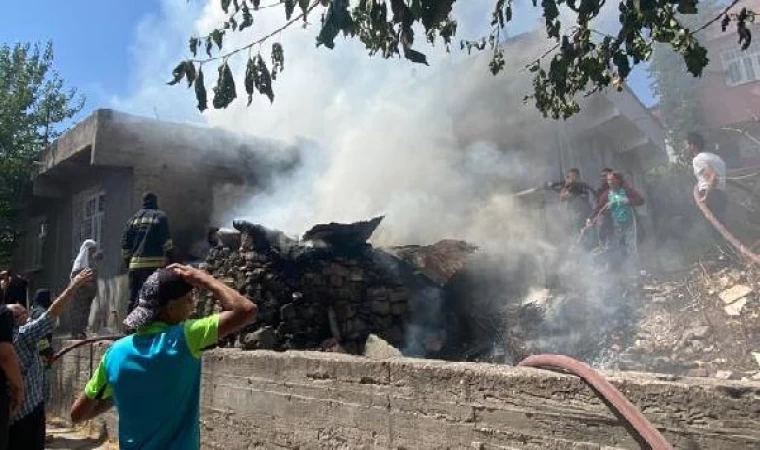 Odunlukta yangın çıktı, çevre evlerdekiler dumandan etkilendi