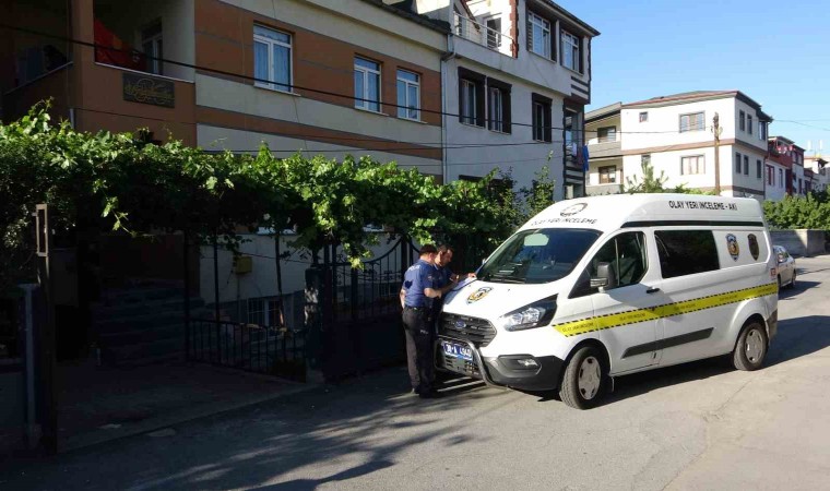 Oğlunu kurtarmak isteyen anne yaralandı