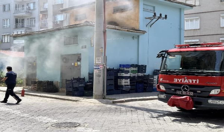 Okul karşısındaki elektrik trafosunda yangın çıktı; patlama sesleri panikletti